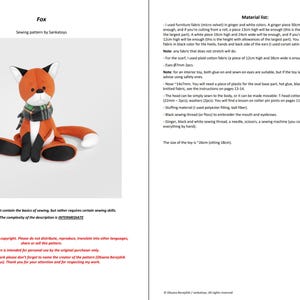 Op de afbeelding: Een pluchen vos met oranje, witte en zwarte vacht, met een groen-zwarte geruite sjaal. De vos zit met uitgestrekte poten. De tekst "Fox" en "Sewing pattern by Sankatoys" zijn zichtbaar.