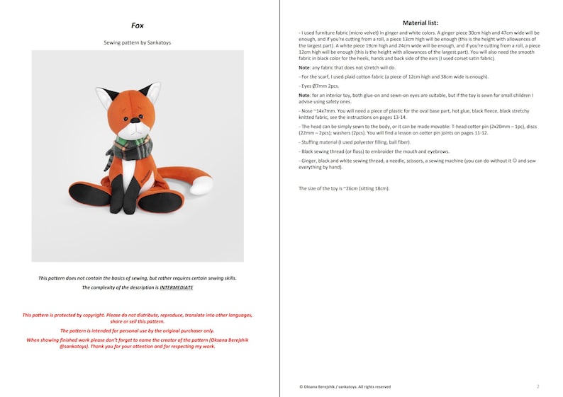 Op de afbeelding: Een pluchen vos met oranje, witte en zwarte vacht, met een groen-zwarte geruite sjaal. De vos zit met uitgestrekte poten. De tekst "Fox" en "Sewing pattern by Sankatoys" zijn zichtbaar.