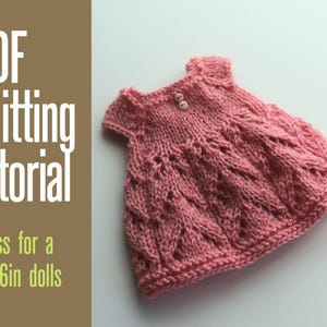 Könnte beinhalten: Ein gestricktes rosa Puppenkleid mit strukturiertem Design und zwei kleinen Knöpfen. Das Kleid ist für 30,5-40,6 cm große Puppen konzipiert. Der Text links lautet "PDF knitting tutorial" und "dress for a 12-16in dolls".