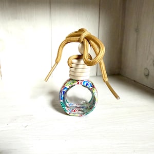 Könnte beinhalten: Ein Set aus drei Keramikbechern mit gesprenkelter, matter Oberfläche. Die Becher sind in den Farbtönen Creme, Hellgrau und Dunkelgrau gehalten. Jeder Becher hat ein schlichtes, minimalistisches Design, ideal für Kaffee oder Tee.