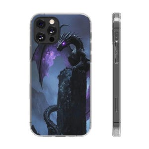 Peut inclure: Coque de téléphone transparente avec un dragon noir aux ailes et yeux violets. Le dragon est perché sur une structure en pierre sur un fond sombre et brumeux. Le design de la coque est moderne.
