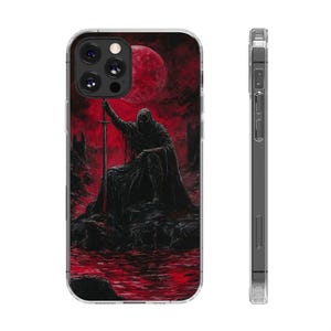Puede incluir: Funda transparente para teléfono con una ilustración de fantasía oscura. La obra muestra una figura encapuchada sosteniendo una espada, sobre un fondo rojo y lunar. La funda tiene un borde transparente y un recorte para la cámara.