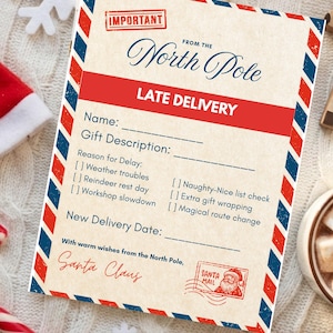 Puede incluir: Una carta de estilo vintage del Polo Norte con un borde rojo y azul, que anuncia una entrega tardía. La carta incluye secciones para rellenar con el nombre del destinatario y la descripción del regalo, así como las razones del retraso.