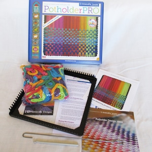 Puede incluir: Un kit de tejido para hacer agarraderas. El kit incluye un telar, hilo, una aguja e instrucciones. El telar es negro y es un 50% m&aacute;s grande. El hilo es de varios colores, incluyendo rojo, naranja, amarillo, verde, azul, morado y rosa. Las instrucciones est&aacute;n impresas en una hoja de papel blanca. El kit est&aacute; empaquetado en una caja con las palabras "PotholderPRO" impresas en ella.