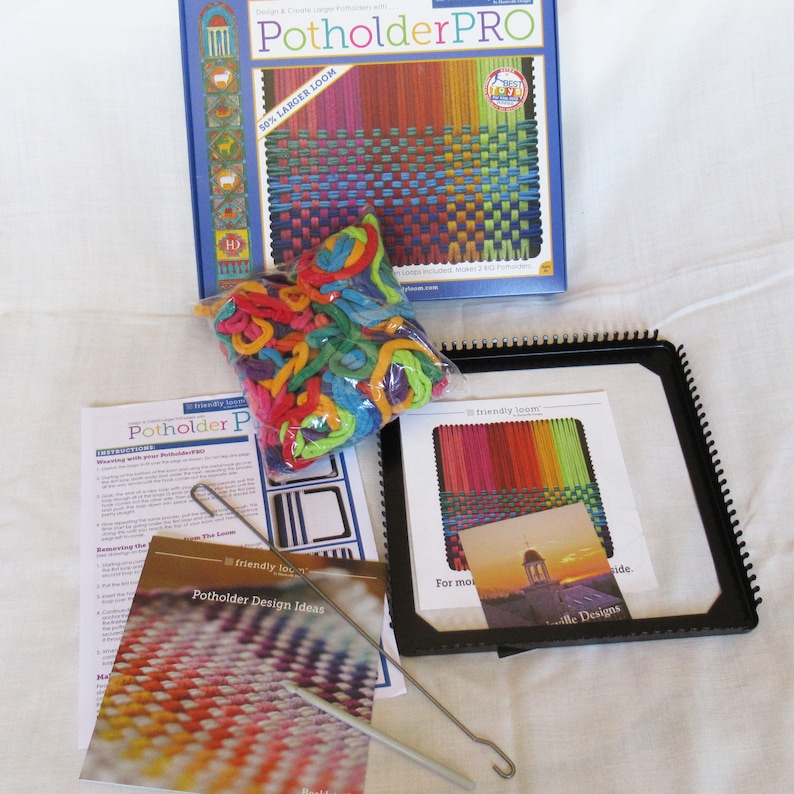 Puede incluir: Un kit de tejido de posavasos colorido con un telar, hilo e instrucciones. El kit incluye un telar m&aacute;s grande, una herramienta de gancho y un folleto de ideas de dise&ntilde;o de posavasos.