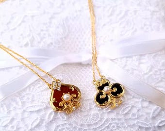 Alice in Wonderland-Inspired Playing Card Necklace – Vintage Royal Charm, Pearl Pendant, Whimsical Jewelry