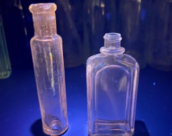 Bundel bundel vintage roze paarse tint selenium UV-reactieve parfumfles en glazen flacon