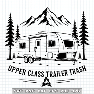 Pode incluir: Um design gráfico a preto e branco com uma caravana estacionada em frente a uma cordilheira e pinheiros. Abaixo da caravana, o texto "UPPER CLASS TRAILER TRASH" aparece sobre um ícone de fogueira. A parte inferior inclui os formatos.