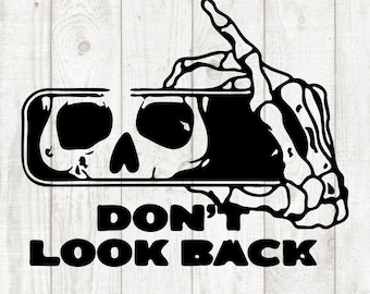Può includere: Design grafico in bianco e nero con un teschio con un bordo rettangolare e una mano di scheletro che punta verso l'alto. Il testo "DON'T LOOK BACK" è sotto il teschio. Immagine di design digitale.