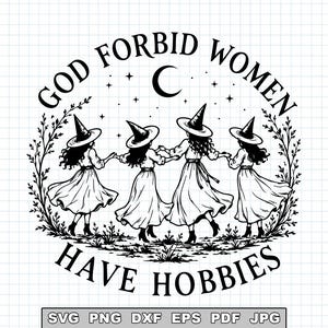 Puede incluir: Un diseño gráfico en blanco y negro con cuatro figuras con sombreros puntiagudos y vestidos, tomadas de la mano en círculo. Arriba hay una luna creciente y estrellas, rodeadas de follaje. El texto dice GOD FORBID WOMEN HAVE HOBBIES.