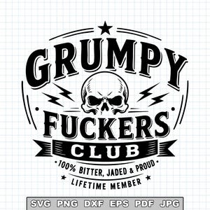 Może przedstawiać: Czarno-biały projekt graficzny z centralną ikoną czaszki otoczoną tekstem GRUMPY FUCKERS CLUB, 100% BITTER, JADED & PROUD oraz LIFETIME MEMBER, z akcentami w kształcie błyskawic i banerem na jasnym tle w kratkę.