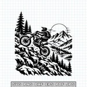 Peut inclure: Une illustration graphique en noir et blanc représentant une personne sur une moto tout-terrain gravissant une pente montagneuse rocheuse. La scène inclut des pins, une chaîne de montagnes et un soleil. Le texte en bas indique SVG PNG DXF EPS PDF JPG.