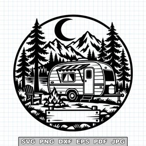 Puede incluir: Un diseño gráfico circular en blanco y negro que muestra una caravana, una fogata, una silla, pinos, montañas y una luna creciente. Un letrero rectangular vacío se encuentra en la parte inferior. El texto inferior dice SVG PNG DXF EPS PDF JPG.