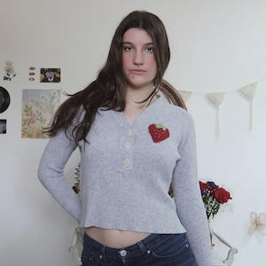 Top grigio riciclato con bottoni e toppa all'uncinetto con fragole, stile cottagecore