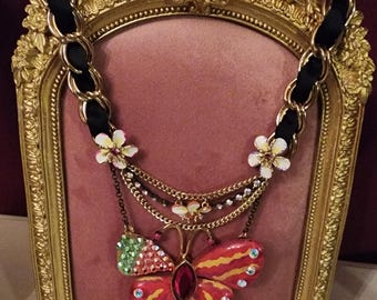 Vintage Rare Betsy Johnson Hawaiian flower necklace.
