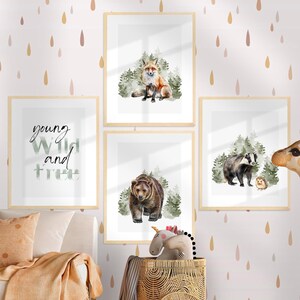 Kinderzimmer Poster Waldtiere "young wild and free" Bär, Fuchs, Dachs&Igel 4er Set genderneutral grün Wandbilder Babyzimmer Wanddeko A4 A3