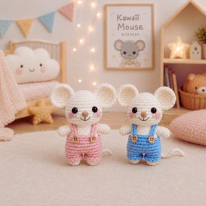 Peut inclure: Deux poupées souris en crochet faites à la main avec des corps en fil blanc, des yeux noirs et des joues roses. Une souris porte une salopette rose avec deux petits boutons en bois, l'autre une salopette bleue avec deux boutons en bois.