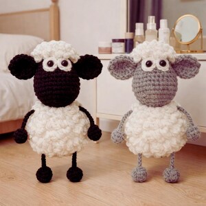 Peut inclure: Deux poupées moutons en crochet faites à la main. Le mouton de gauche a une tête, des oreilles, des bras et des jambes noirs avec un corps en laine blanc. Celui de droite a une tête, des oreilles, des bras et des jambes gris.