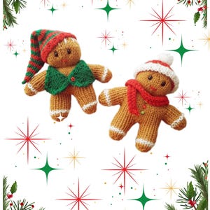 Könnte beinhalten: Zwei gestrickte Lebkuchenmann-Ornamente. Einer trägt einen grünen und roten Elfenhut und eine grüne Weste. Der andere trägt einen rot-weißen Weihnachtsmannhut und einen roten Schal. Beide haben weiße Zuckergussakzente, vor festlichem Hintergrund.