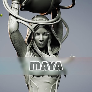 Puede incluir: Estatua a escala 1:6 en escala de grises de una mujer llamada Maya, que lleva una prenda con capucha y sostiene un objeto en forma de esfera. La estatua tiene detalles intrincados y está sobre un fondo gris.