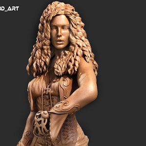 Puede incluir: Un busto esculpido detallado de una mujer con cabello largo y rizado. La escultura está hecha de un material marrón claro y representa a la mujer vistiendo una blusa ajustada y adornada con detalles intrincados.