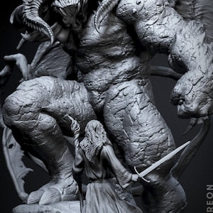 Puede incluir: Escultura en escala de grises de una escena de fantasía que presenta una figura demoníaca imponente con cuernos y alas, frente a una figura con túnica que sostiene una espada y un bastón. La escultura tiene detalles y texturas intrincados, con las iniciales del artista y "PATREON".