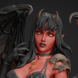 Może przedstawiać: Kobieta o czerwonej skórze, czarnych włosach i rogach, nosząca czarny naszyjnik i złoty wisiorek z krzyżem. Ma czarne skrzydła i czaszkę na ramieniu.