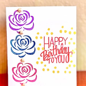 Flores y perlas de cumpleaños para ella