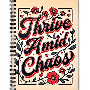 Puede incluir: Cuaderno de espiral con las palabras "Thrive Amid Chaos" en una fuente audaz y en capas. El diseño presenta flores rojas, corazones y vides frondosas sobre un fondo crema, con un borde negro.