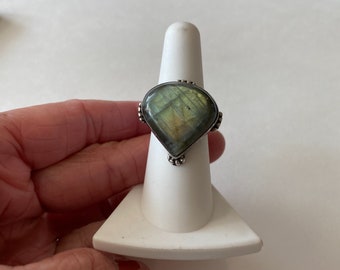 Bague en argent avec pierre de labradorite verte irisée lourde, taille 6,5, oxydée, patinée, large en forme de larme, 2,5 cm de large, boîte cadeau