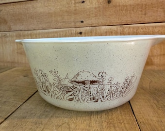 Pyrex Forest Fancies 474-B 1.5 Quart Round Casserole Dish