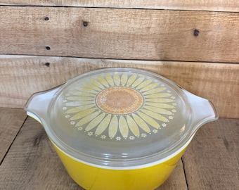 Pyrex 475-B 2 1/2 Quart Casserole Dish Daisy Pattern