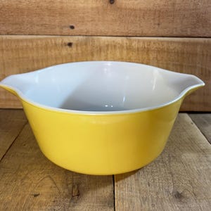 Pale Yellow Pyrex Cinderella Baking Dish 2 1/2 quart #475-B