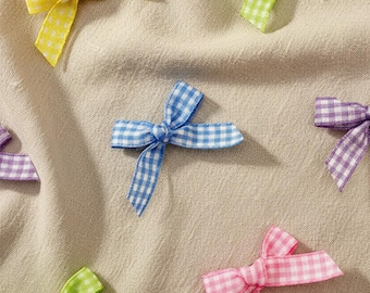 Pinza para el pelo de perro a cuadros vichy: Lazo para mascotas hecho a mano en tonos pastel.