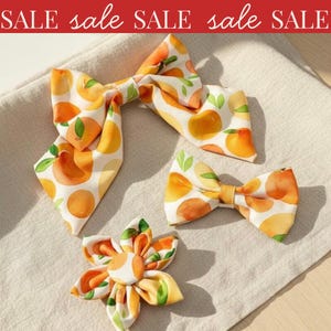 Orangefarbene Hundefliege mit Blumenmuster und Blume, Sommer-Accessoires für Haustiere