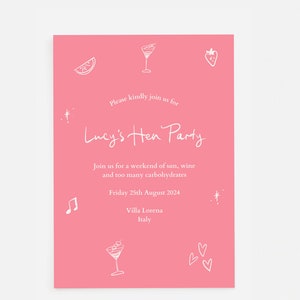 Może przedstawiać: R&oacute;żowe zaproszenie z białymi ilustracjami koktajli, owoc&oacute;w i nut muzycznych. Tekst głosi "Lucy's Hen Party", z datą, miejscem i zabawną wiadomością o słońcu, winie i węglowodanach. Miejsce to Włochy.