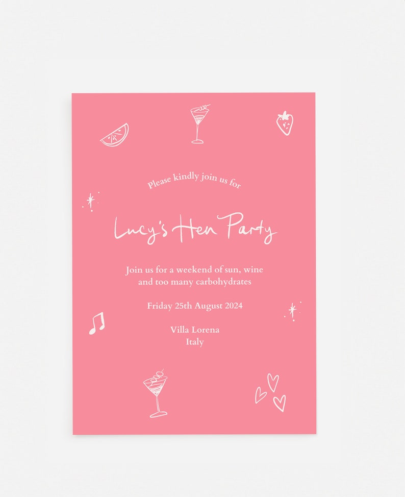 Może przedstawiać: R&oacute;żowe zaproszenie z białymi ilustracjami koktajli, owoc&oacute;w i nut muzycznych. Tekst głosi "Lucy's Hen Party", z datą, miejscem i zabawną wiadomością o słońcu, winie i węglowodanach. Miejsce to Włochy.