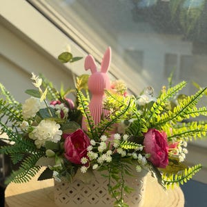 Handgemachte Osterdeko mit rosa Hase – Frühlingsblumen Arrangement im Korb – Tischdeko Ostern Geschenkidee