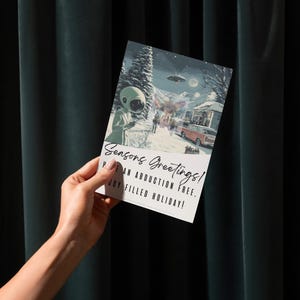 Tarjeta de felicitación navideña retro con extraterrestres: divertida tarjeta navideña de ciencia ficción con escena de invierno nevada y ovni / Tarjeta navideña vintage / Descarga instantánea