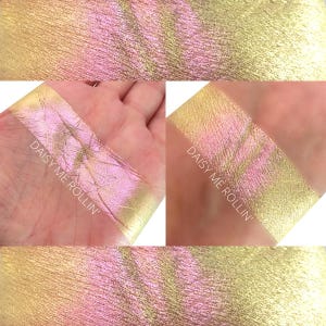 Può includere: Primo piano di un ombretto iridescente scintillante in un colore giallo pallido e rosa con un bagliore dorato. L'ombretto è etichettato "Daisy Me Rollin'" ed è mostrato sfumato sulla mano di una persona.