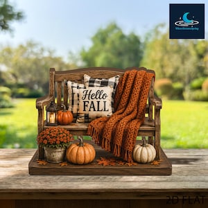 Könnte beinhalten: Eine hölzerne Bankdekoration mit einer grob gestrickten Decke in Rostorange, zwei karierten Kissen mit der Aufschrift Hello Fall, einer kleinen Laterne, einer Topfpflanze mit orangefarbenen Blumen und zwei Kürbissen auf einem Holzsockel.