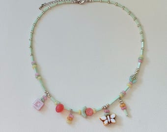 Collier de perles pastel : breloque papillon, verre tchèque, Cottagecore Y2K