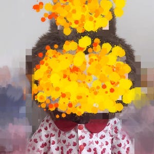 Puede incluir: Una muñeca vestida con un conjunto de pijama blanco con cuello rojo y un estampado de lazos y corazones rojos. El conjunto incluye una parte superior de manga larga y pantalones a juego. La muñeca tiene una cabeza de pelo marrón.