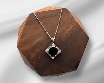 Pendentif En Jade Omphacite Chrome – Cabochon De 51 Carats Origine Italie | Pierre Naturelle – Neuf Avec Étiquettes
