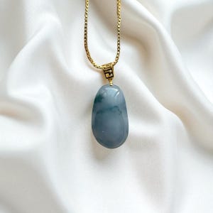 Collar de jadeíta birmana tipo A con flores flotantes moradas y colgante de calabaza con gancho de oro de 18 quilates.