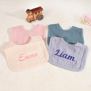カスタマイズベビービブ - モスリンコットン刺繍入りビブ＆バープクロス | 出産祝い、ベビーシャワーギフト、彼女、ママ、パパ、新米パパへのパーソナライズギフト