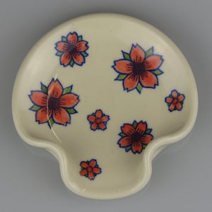 Witte ceramische lepelrust met handgeschilderde bloemen | Op bestelling gemaakt