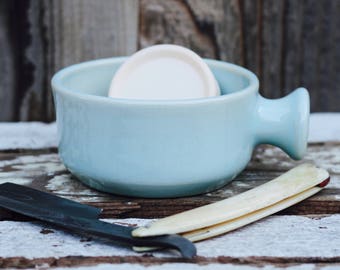 Taza de afeitar de cerámica azul claro / Crestas para una buena espuma / Mango cómodo / Taza de afeitar azul claro / Hecho a pedido