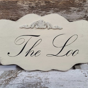 Cartello in legno francese bianco &quot;The Loo Shabby Cottage&quot;/Cartello per bagno/Cartello francese/Arredamento per la casa/Arazzo da parete