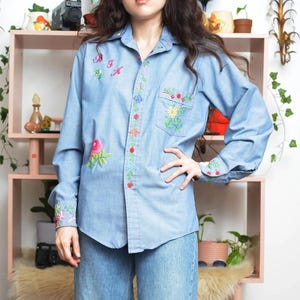 La chemise en chambray brodée des années 1970 est un trésor vintage unique en son genre